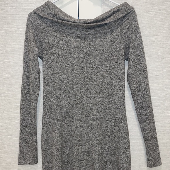 EXPRESS! OFF THE SHOULDER LONG SLEEVE DRESS! SIZE: Small! - Picture 6 of 6
